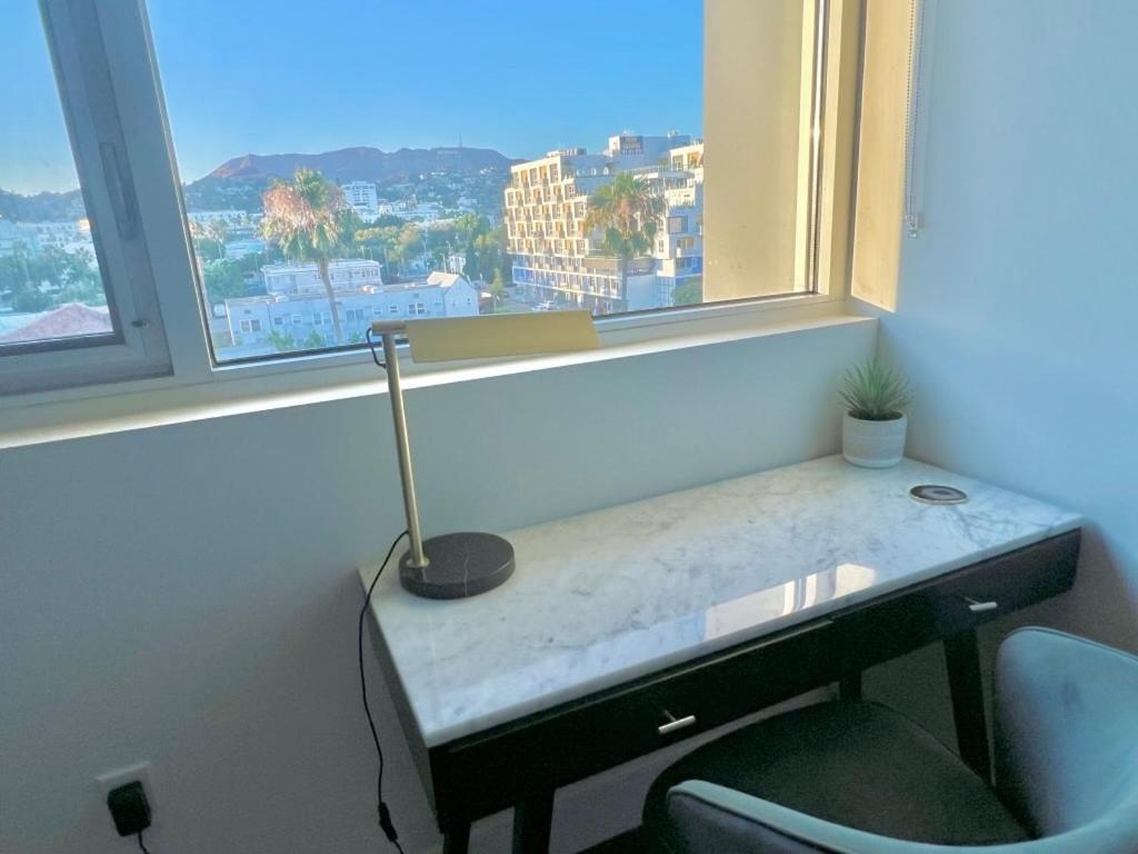 Apartahotel Penthouse With Hollywood Sign View 2 Bedrooms With 3 Beds *