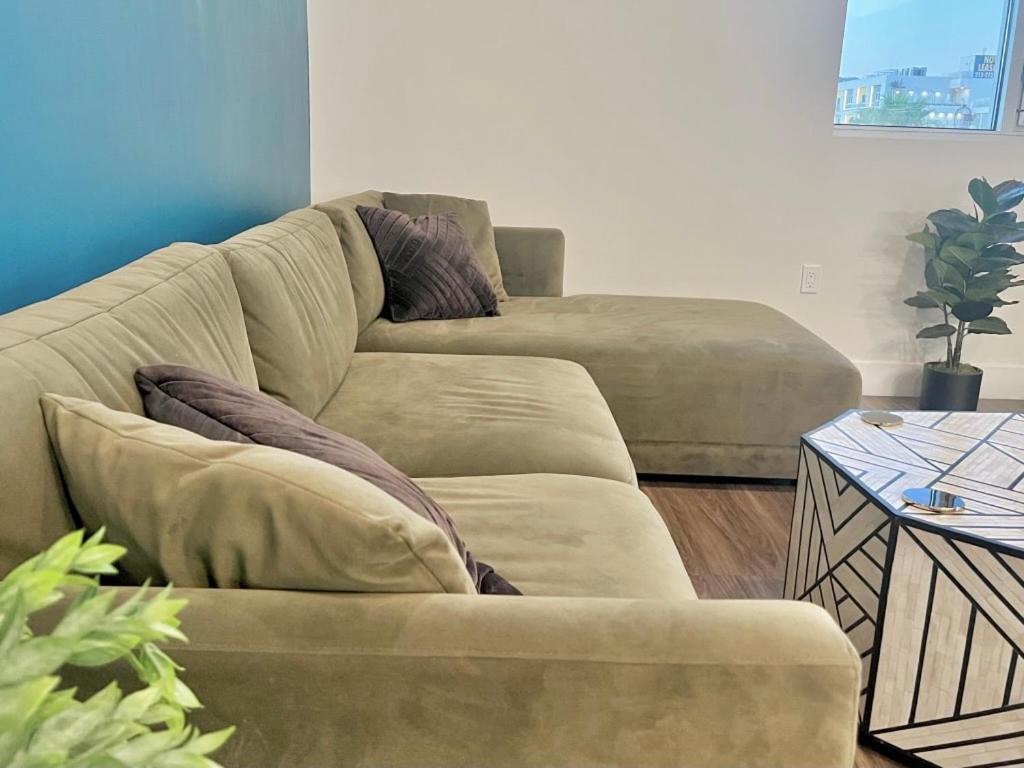 Penthouse With Hollywood Sign View 2 Bedrooms With 3 Beds Apartahotel